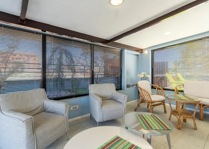 Joan & * Скоп'є